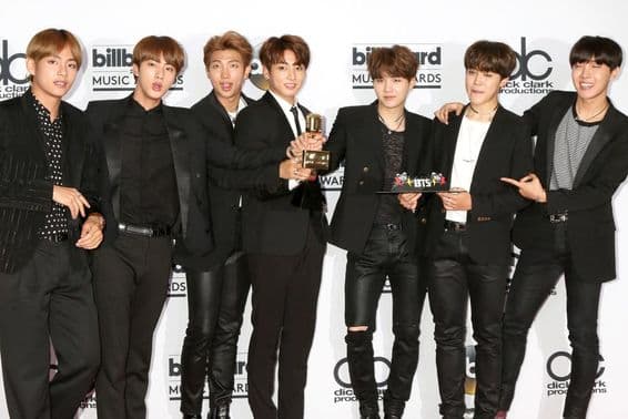 BTS en la sala de prensa de los Billboard Awards 2017.