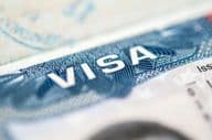 Visa americana estampada en una página de pasaporte.