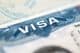Visa americana estampada en una página de pasaporte.