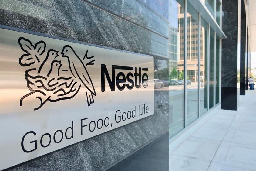 NESTLÉ USA - entrada al edificio sede con letrero.