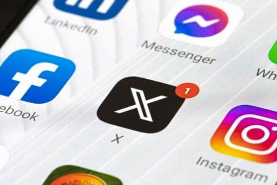 Logo de Twitter o X con letra inicial y aplicación en el smartphone.