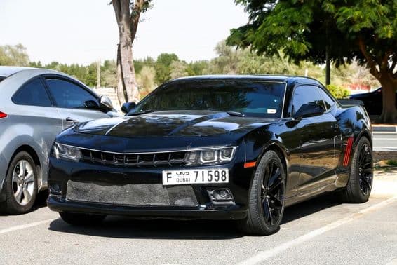 Un Chevrolet Camaro en una calle de la ciudad.