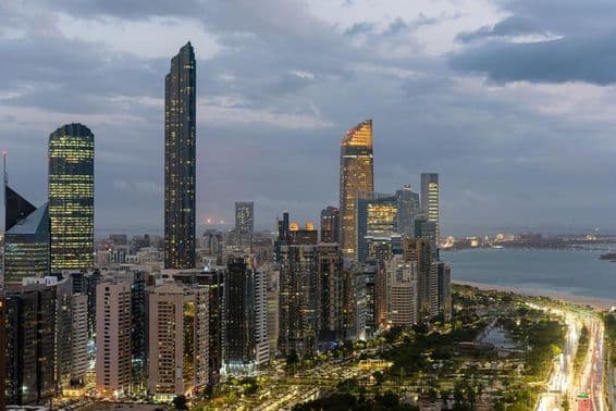 Horizonte de Abu Dabi en un día nublado.