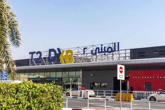 Entrada al edificio de la Terminal 2 del Aeropuerto de Dubai.