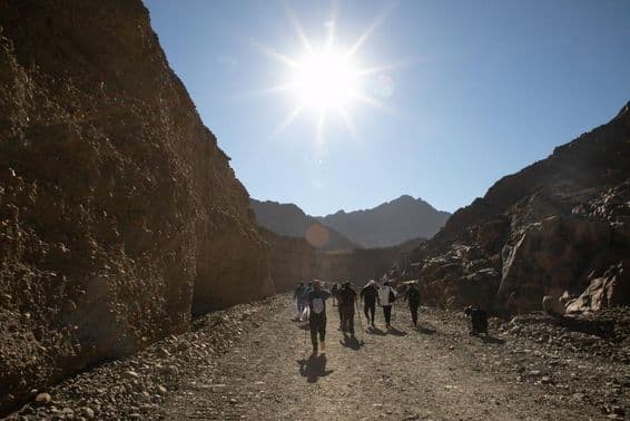 Expedición de senderismo al aire libre en las Montañas de Hatta, Emiratos Árabes Unidos.