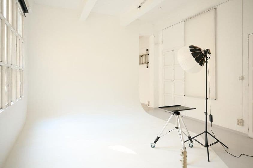 Estudio fotográfico vacío equipado con luces, listo para una sesión.
