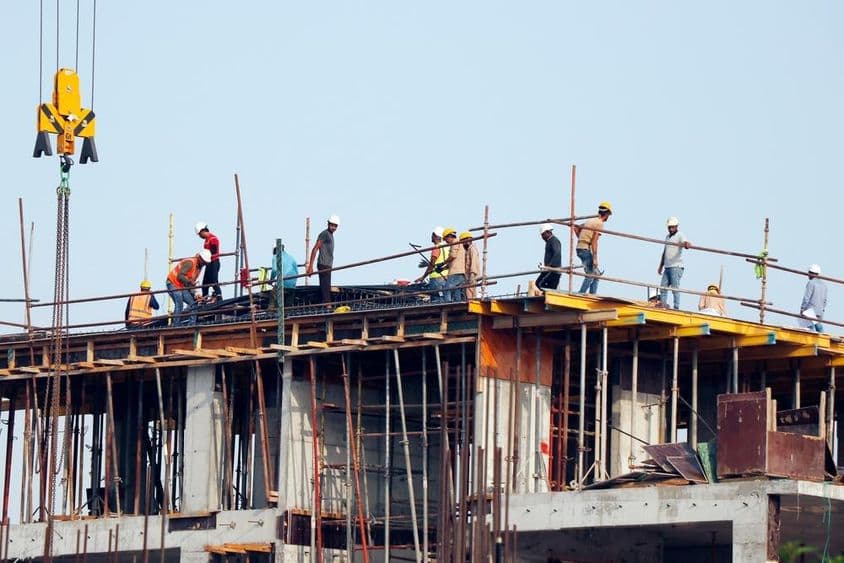 Hombres trabajando en un sitio de construcción en Dubái.