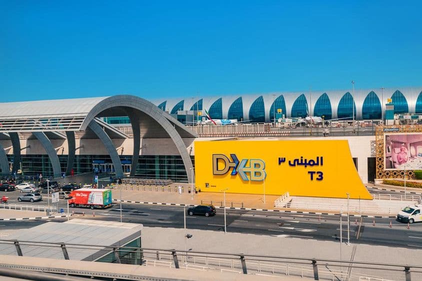 Entrada al moderno terminal del aeropuerto DXB en Dubái.