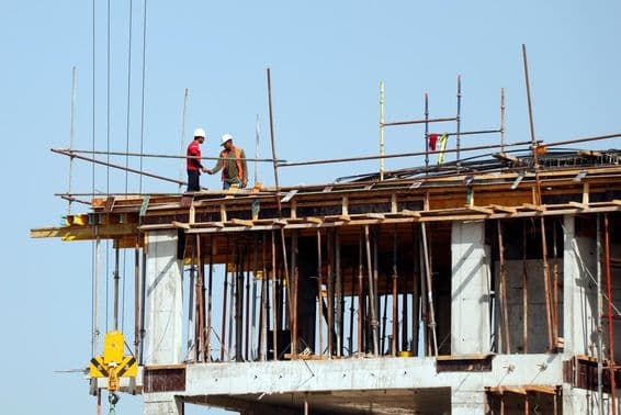 Hombres trabajando en construcción en Dubái.