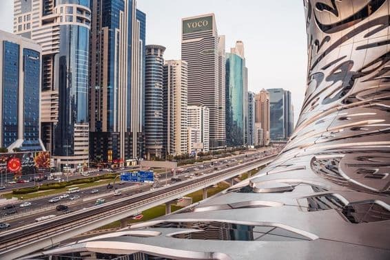 Paisaje urbano de Dubái mostrando el Museo del Futuro y la Avenida Sheikh Zayed.