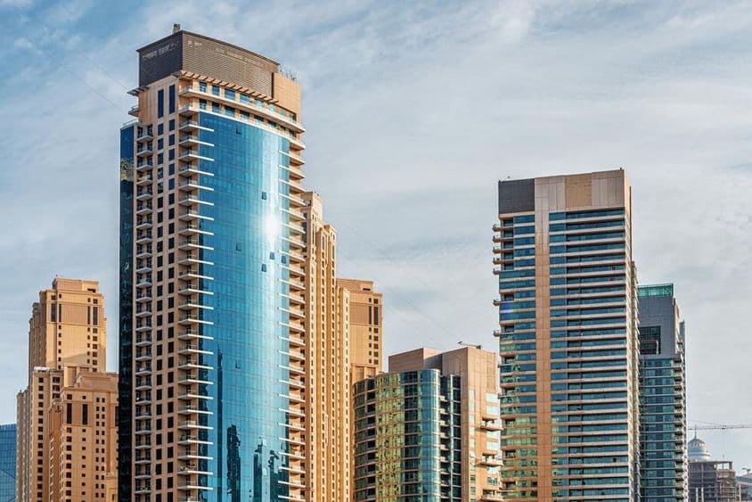 Edificios residenciales y hoteles en rascacielos alrededor de Dubai Marina.