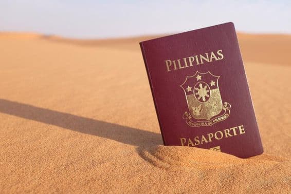 Pasaporte filipino en el desierto.