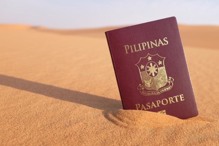 Pasaporte filipino en el desierto.