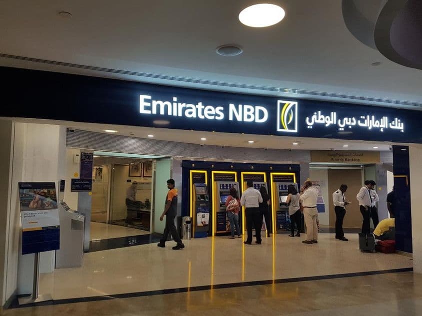 Tienda del BANCO EMIRATES en el centro comercial BurJuman, Dubái.