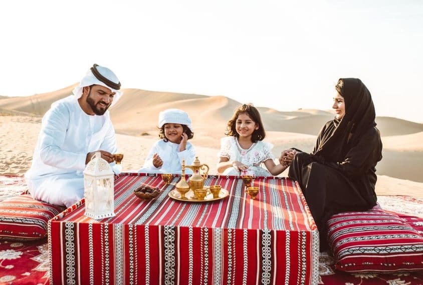 Familia árabe pasando un fin de semana en el desierto de Dubái.