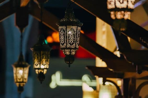 Faroles callejeros árabes iluminan la ciudad nocturna de Dubái.