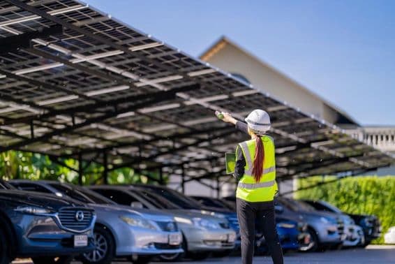 Paneles solares proporcionando sombra y energía sostenible.