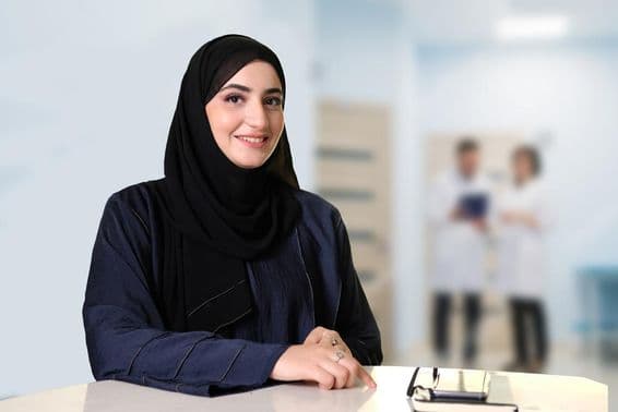 Mujer local emiratí mirando hacia adelante.