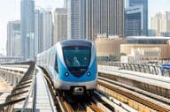 Tren del Metro de Dubái transporte público cerca de la estación Dubai Marina.