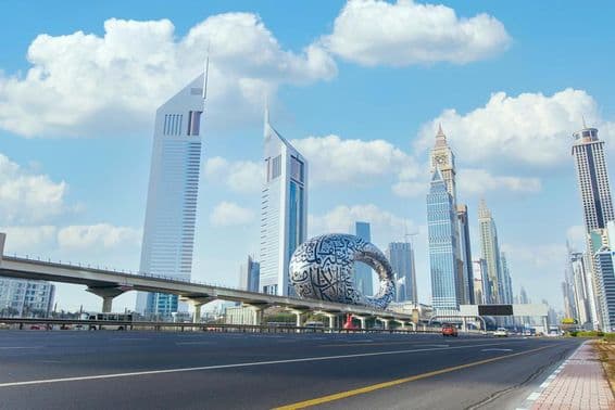 Museo del Futuro en Dubái desde la carretera Sheikh Zayed.