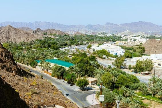 Una vista hermosa sobre la presa de Hatta o el lago y las montañas Hajar en el Emirato de Dubái.