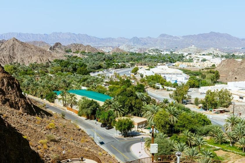 Una vista hermosa sobre la presa de Hatta o el lago y las montañas Hajar en el Emirato de Dubái.