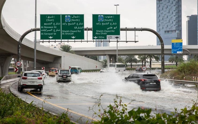 En la carretera en Dubái después de fuertes lluvias.