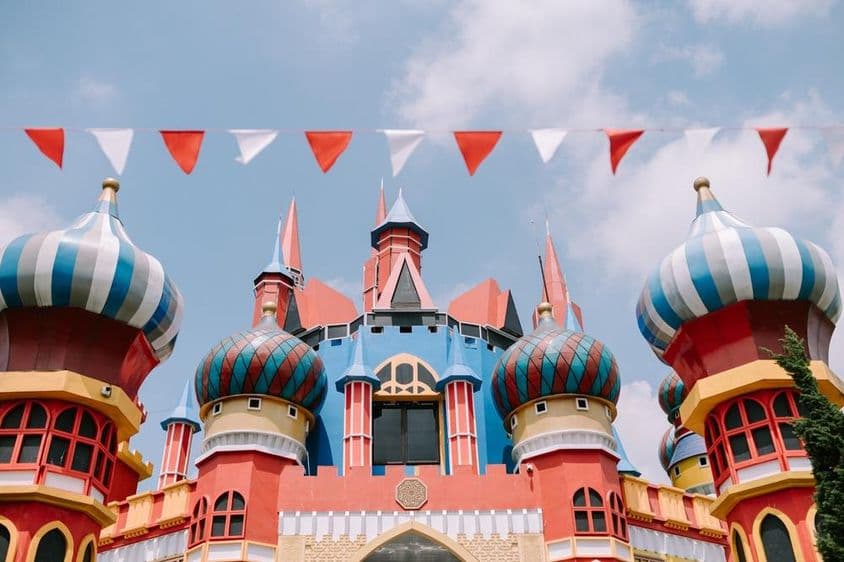 Estructuras icónicas de Disneyland con torres de cuento de hadas.