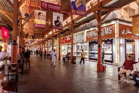 Calle de tiendas de oro en el Mercado de Oro, ciudad de Dubái.