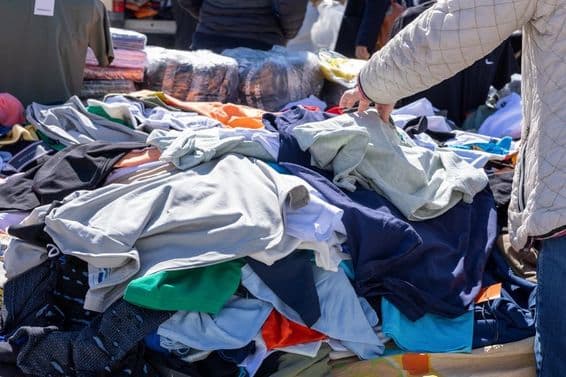 Varias prendas de diseñador falsificadas.