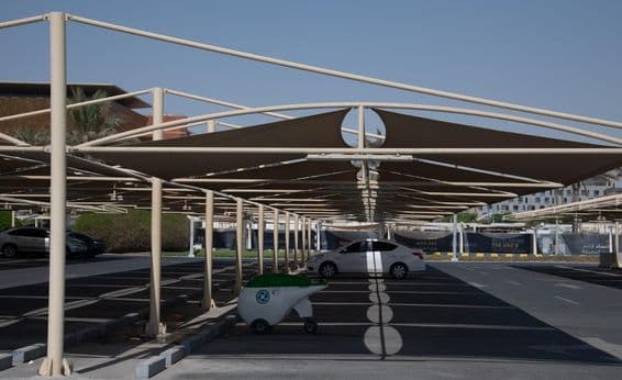 Cubiertas de tela sobre espacios de estacionamiento.