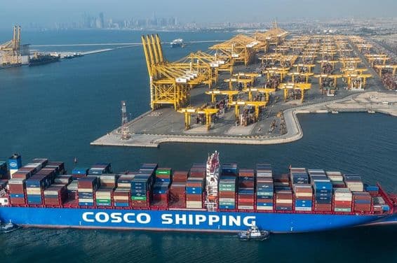 Buque portacontenedores Cosco Shipping Lines de China en el puerto de Jebel Ali en Dubái.