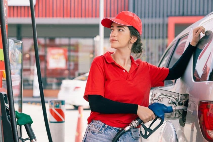 Un coche repostando combustible.