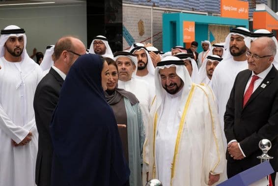 El Gobernante de Sharjah inaugurando la Feria Internacional del Libro de Sharjah.