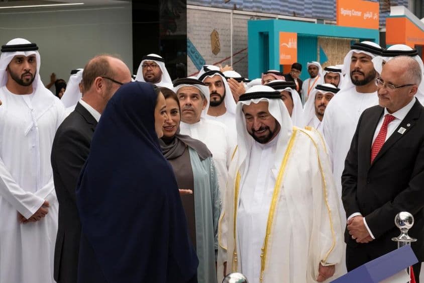 El Gobernante de Sharjah inaugurando la Feria Internacional del Libro de Sharjah.