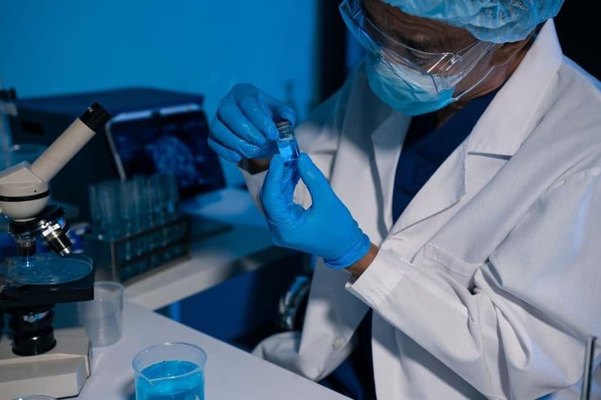 Investigadores en un laboratorio realizando investigaciones de ADN y ciencias de la salud.