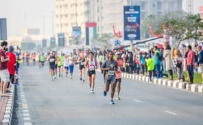 Corredores y ganadores del maratón en Dubái.