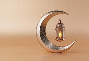 Creciente decorativo con una lámpara de Ramadán resplandeciente.