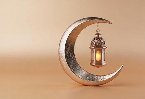 Creciente decorativo con una lámpara de Ramadán resplandeciente.