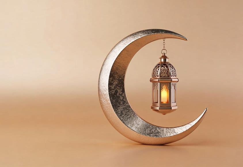 Creciente decorativo con una lámpara de Ramadán resplandeciente.