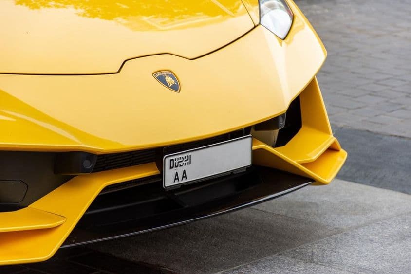 Primer plano del logotipo de Lamborghini en el frente del coche.