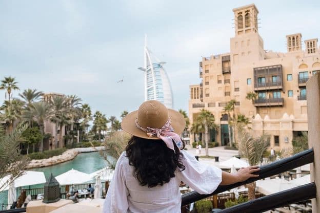 Vista escénica del Burj Al Arab con turistas femeninas.