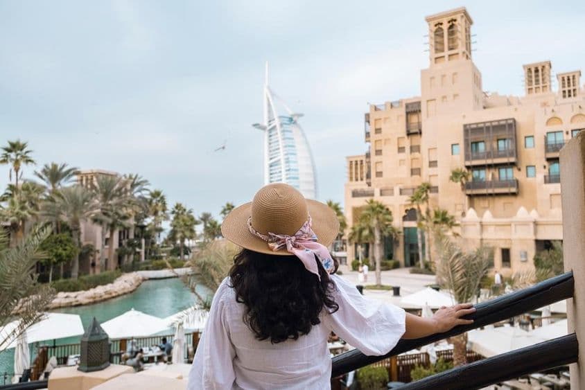 Vista escénica del Burj Al Arab con turistas femeninas.