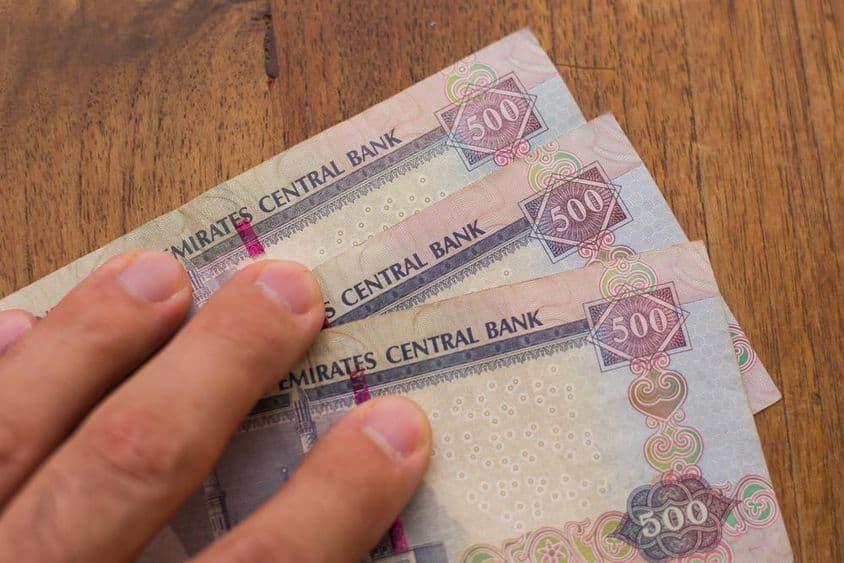 Billetes de 500 dírhams desplegados.