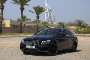 Mercedes Benz C300 estacionado al aire libre en la ciudad de Dubai.
