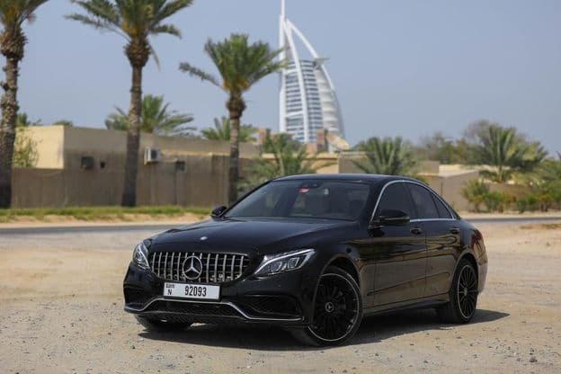 Mercedes Benz C300 estacionado al aire libre en la ciudad de Dubai.