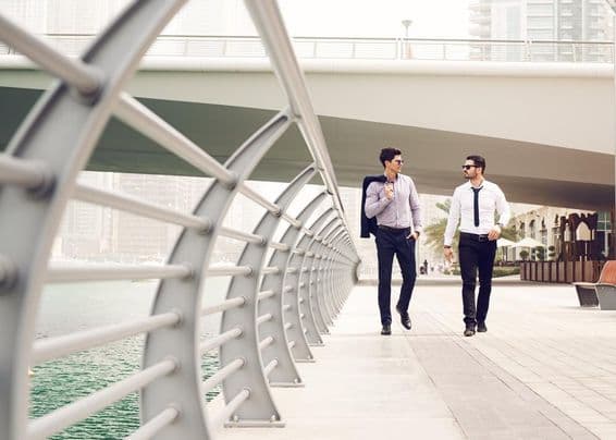 Empresarios caminando en la Marina de Dubái.