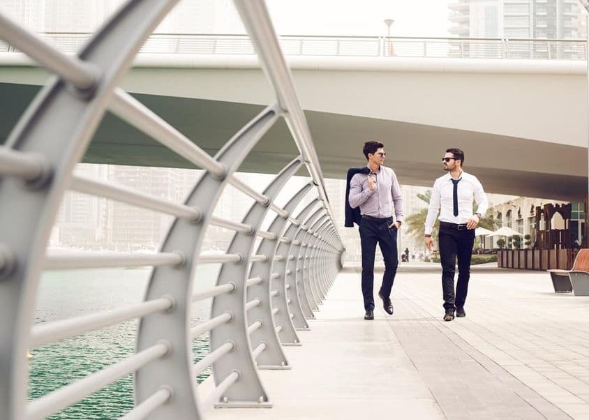 Empresarios caminando en la Marina de Dubái.