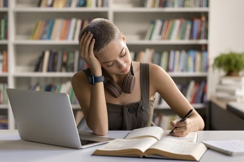 Estudiante de preparatoria adolescente zurda preparándose para el ingreso a la universidad.