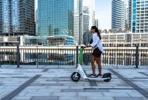 Un scooter eléctrico en el paseo marítimo de Dubái Marina.